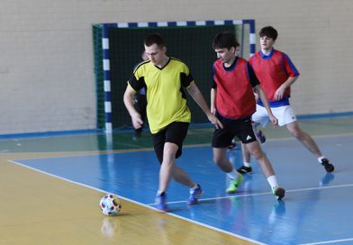 Школьники и милиционеры из Клецка сыграли в мини-футбол