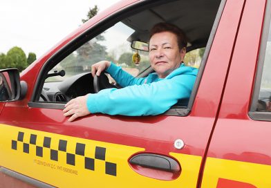 «В путь с макияжем». История женщины-таксистки из Клецка
