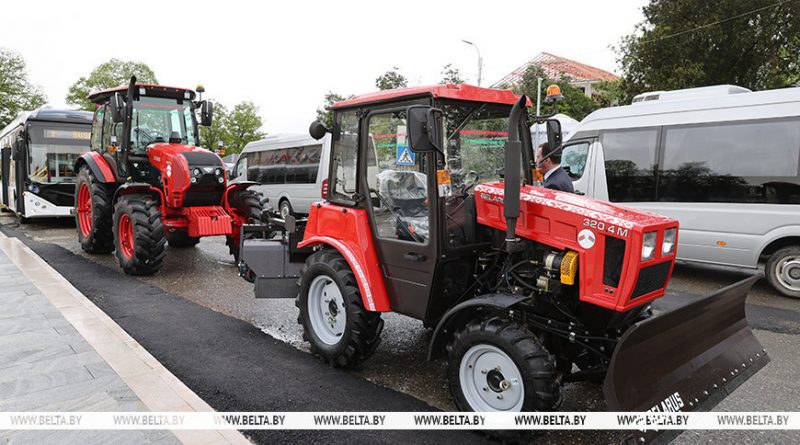 Президент Беларуси подарил городу Шуша белорусскую тракторную технику