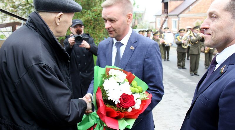 В Клецке поздравили ветерана ВОВ и малолетнюю узницу немецкого концлагеря